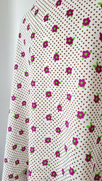 Foulard long en soie, blanc avec petites fleurs magenta et pois bruns.
