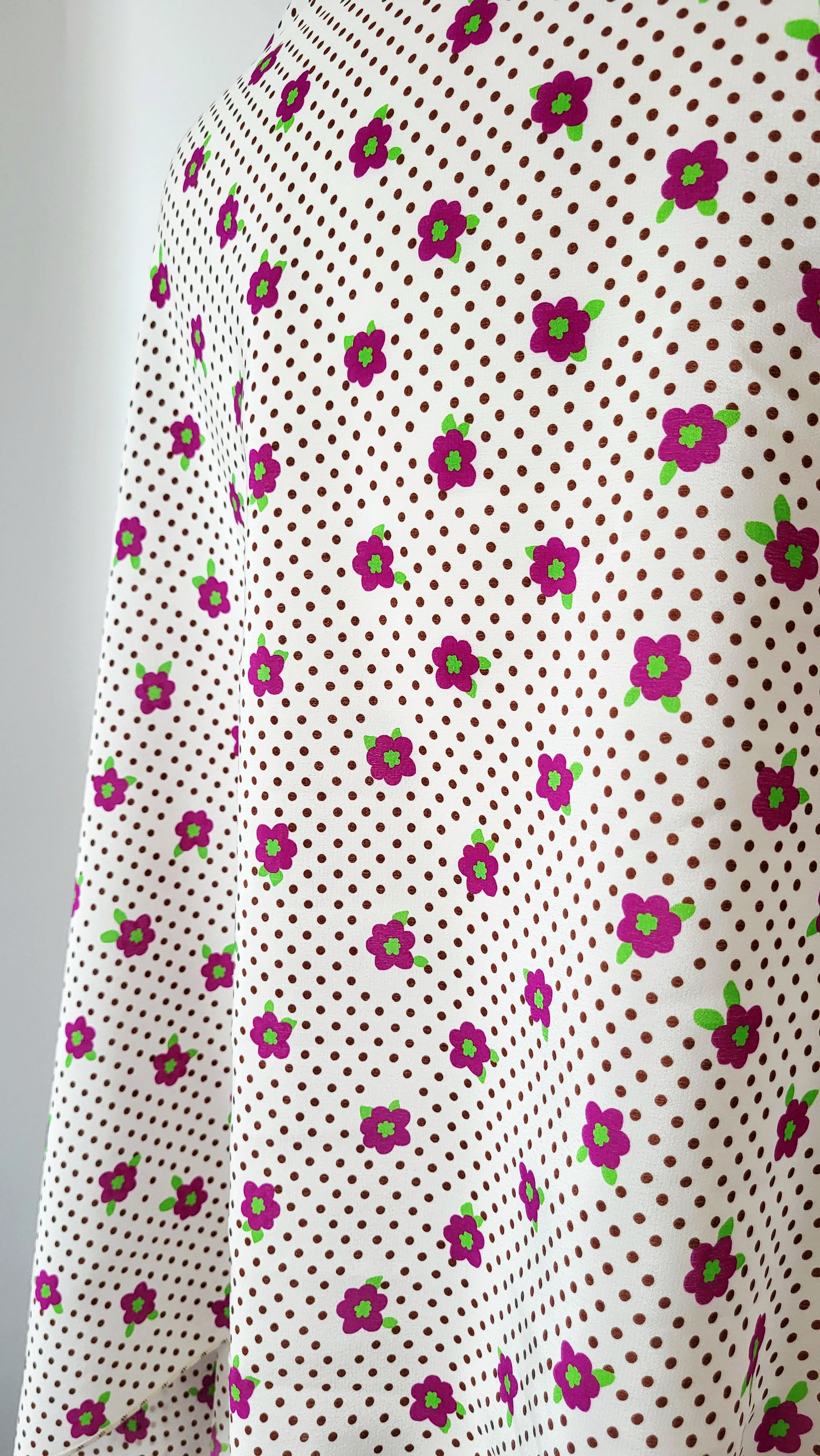 Foulard long en soie, blanc avec petites fleurs magenta et pois bruns.