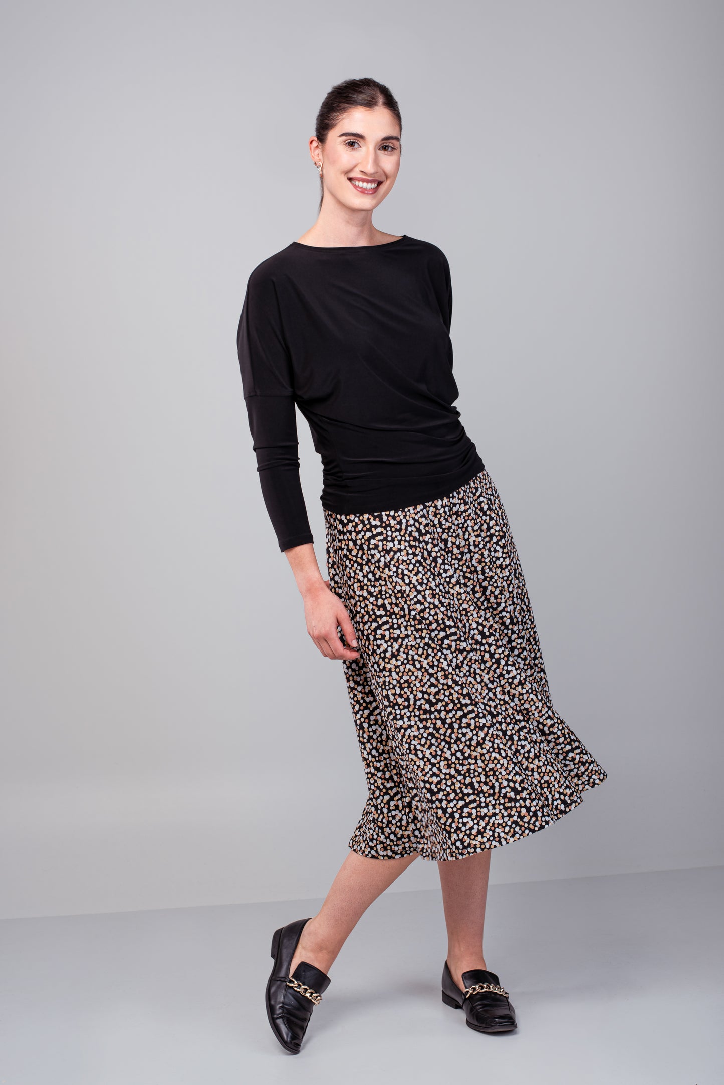 Mid-length flared skirt in printed electric blue.