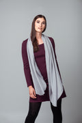 Foulard long et léger en soie gris perle.