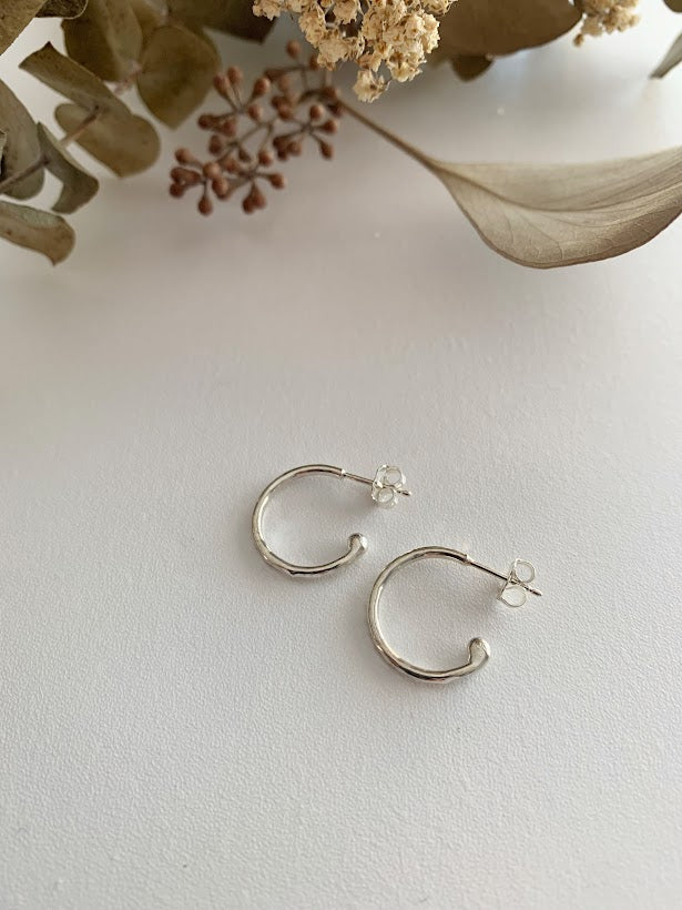 Anneaux en argent avec perle rose amovible. H21-01