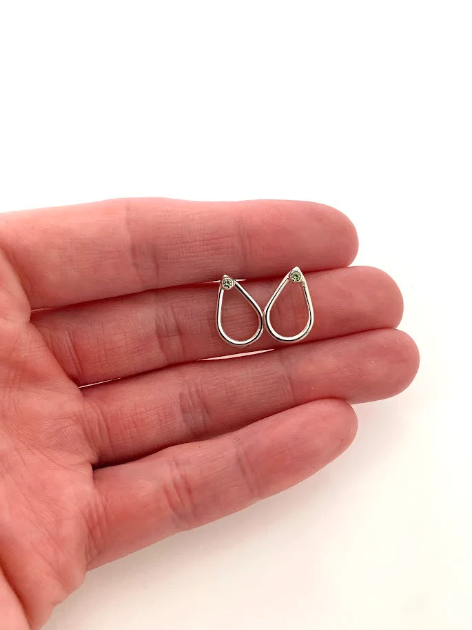 Boucles d’oreilles gouttes délicates avec péridot Sey Gou-04