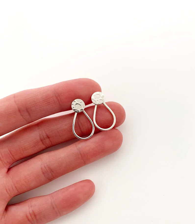 Boucles d’oreilles gouttes avec rond texturé en argent Sey Gou-05