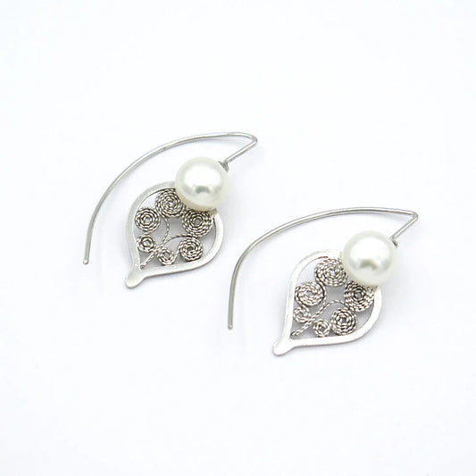Boucles d’oreilles Sara en forme de feuille avec une perle RP41
