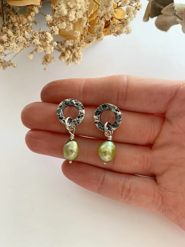 Boucles d'oreilles  beignes avec perles baroques vertes. PE23-06