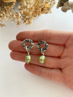 Boucles d'oreilles  beignes avec perles baroques vertes. PE23-06