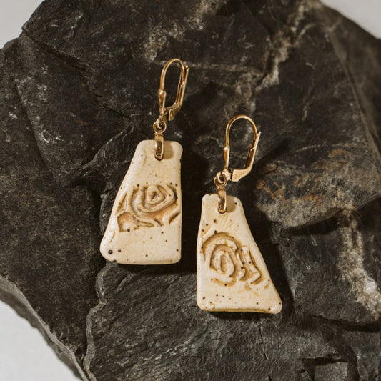 Boucles d'oreilles triangulaire en grès pyrite B09