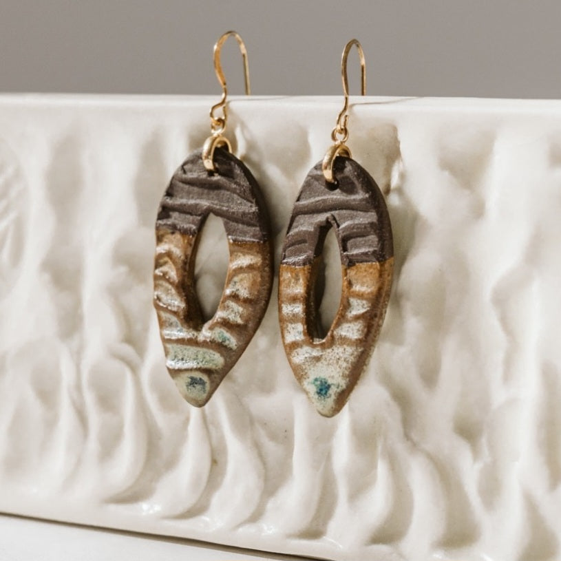 Boucles d'oreilles ovales ajourées en grès noir B18