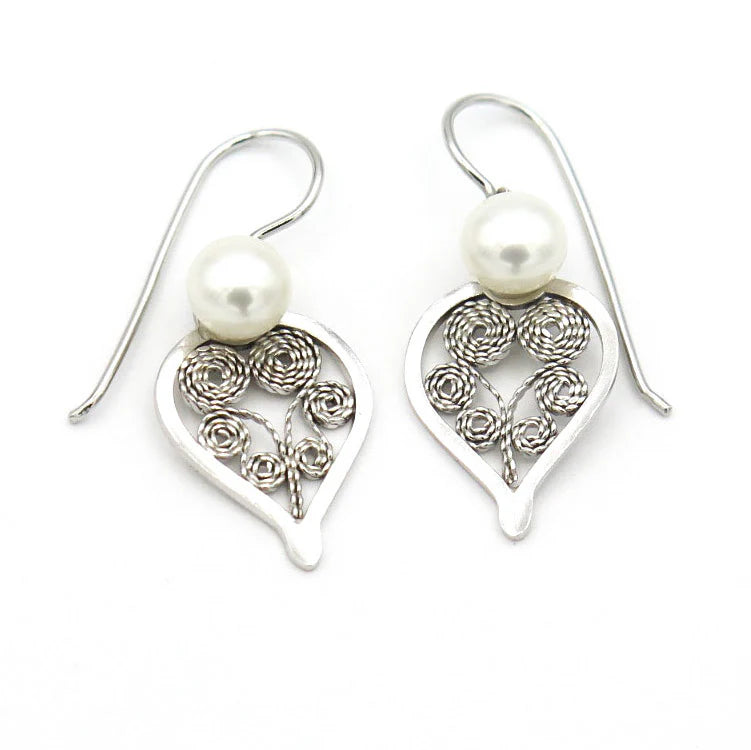 Boucles d’oreilles Sara en forme de feuille avec une perle RP41