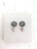 Boucles d'oreilles en argent texturé avec perle rose H199