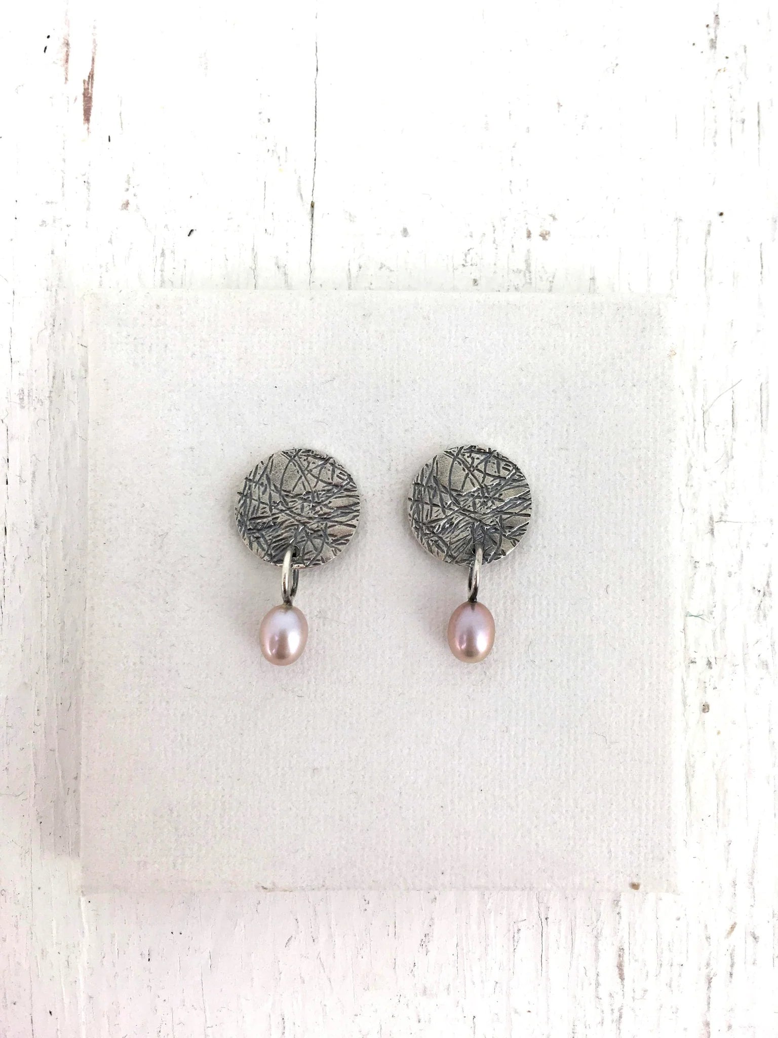 Boucles d'oreilles en argent texturé avec perle rose H199