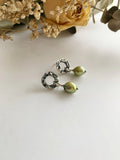 Boucles d'oreilles  beignes avec perles baroques vertes. PE23-06