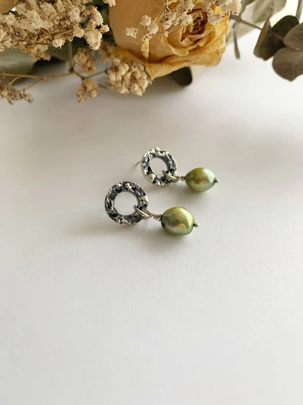 Boucles d'oreilles  beignes avec perles baroques vertes. PE23-06