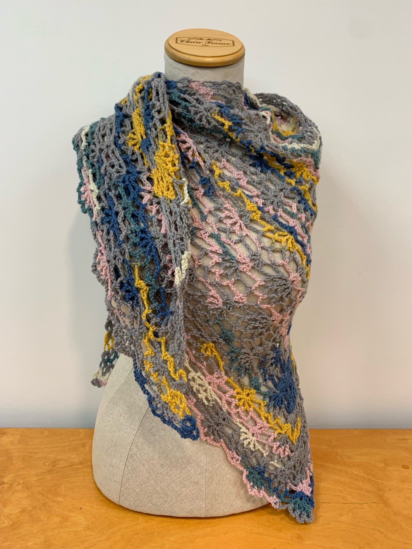 MPA - Châle triangulaire tricoté au crochet, gris, bleu, rose et jaune.