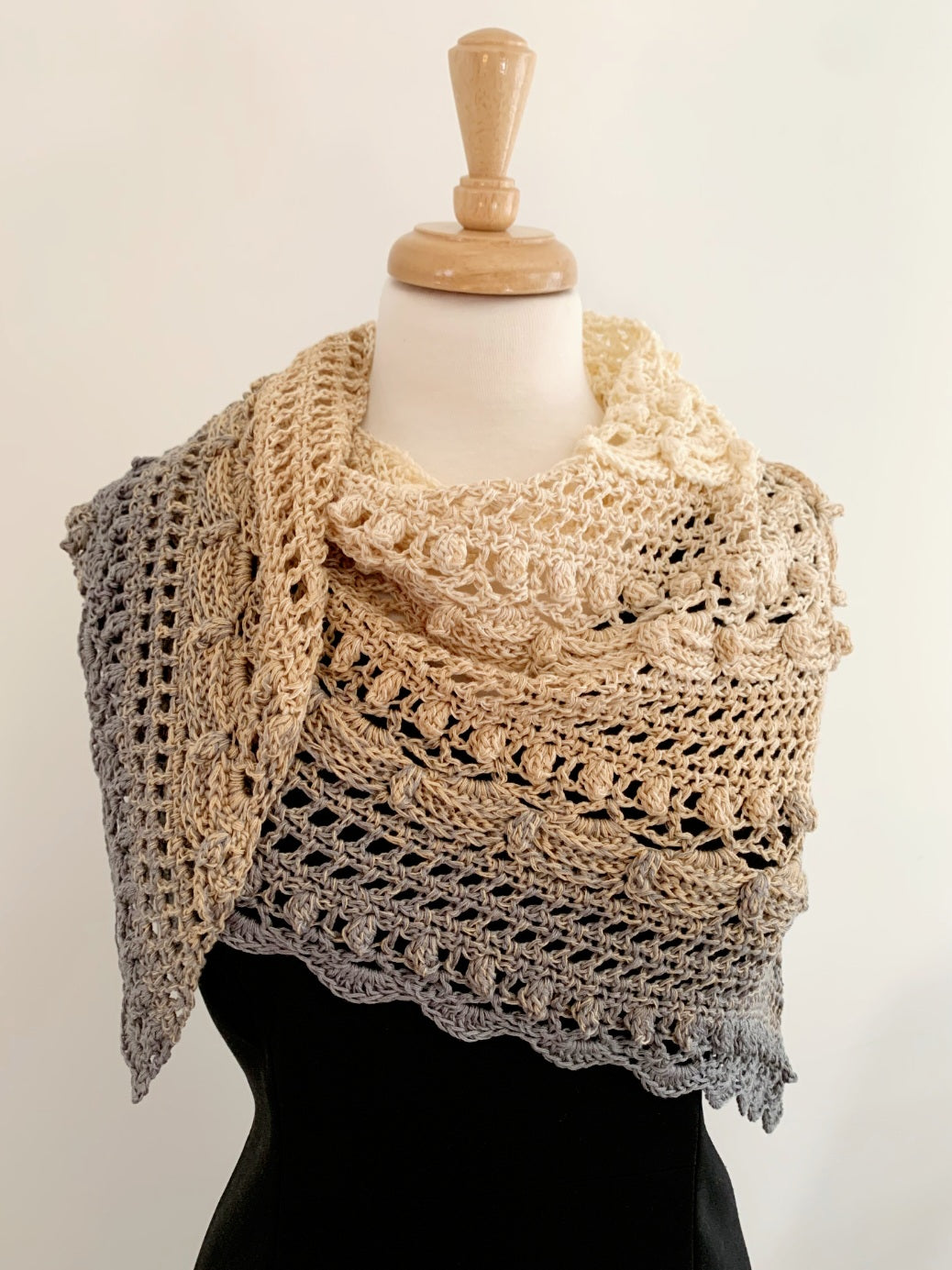 MPA - Châle triangle en tons de beige et gris - Christine Mercier atelier-boutique