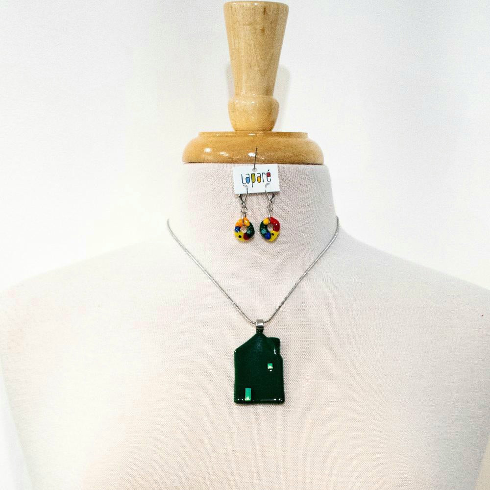 Collier en forme de maison verte forêt en verre fusionné - Laparé bijoux.