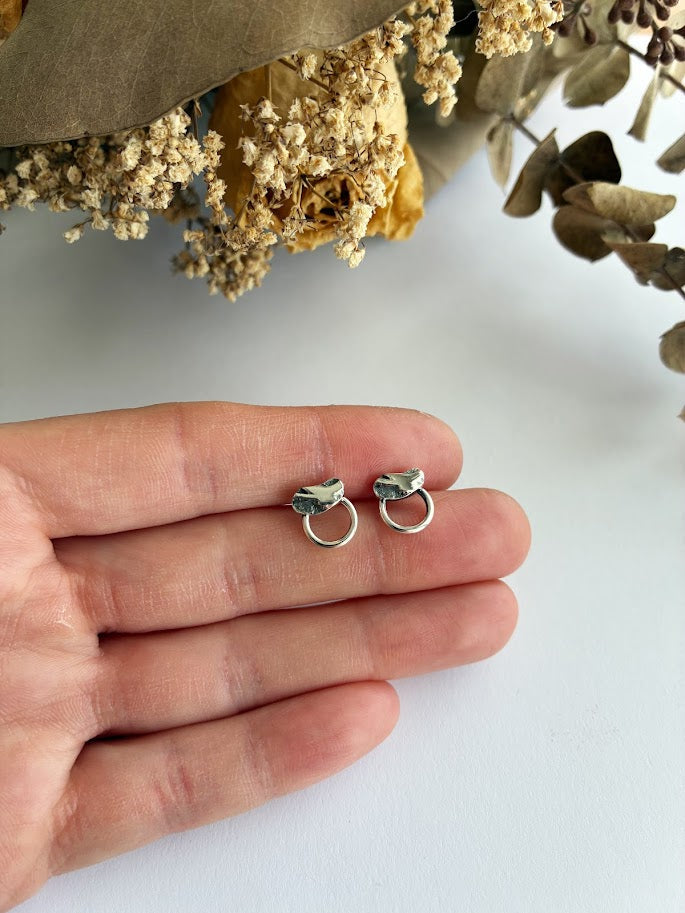 Boucles d’oreilles rondes avec texture fusion d’argent - Audrey Seyer