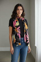 Foulard long imprimé feuillage coloré sur fond noir