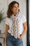 Foulard long en soie, blanc avec petites fleurs magenta et pois bruns.