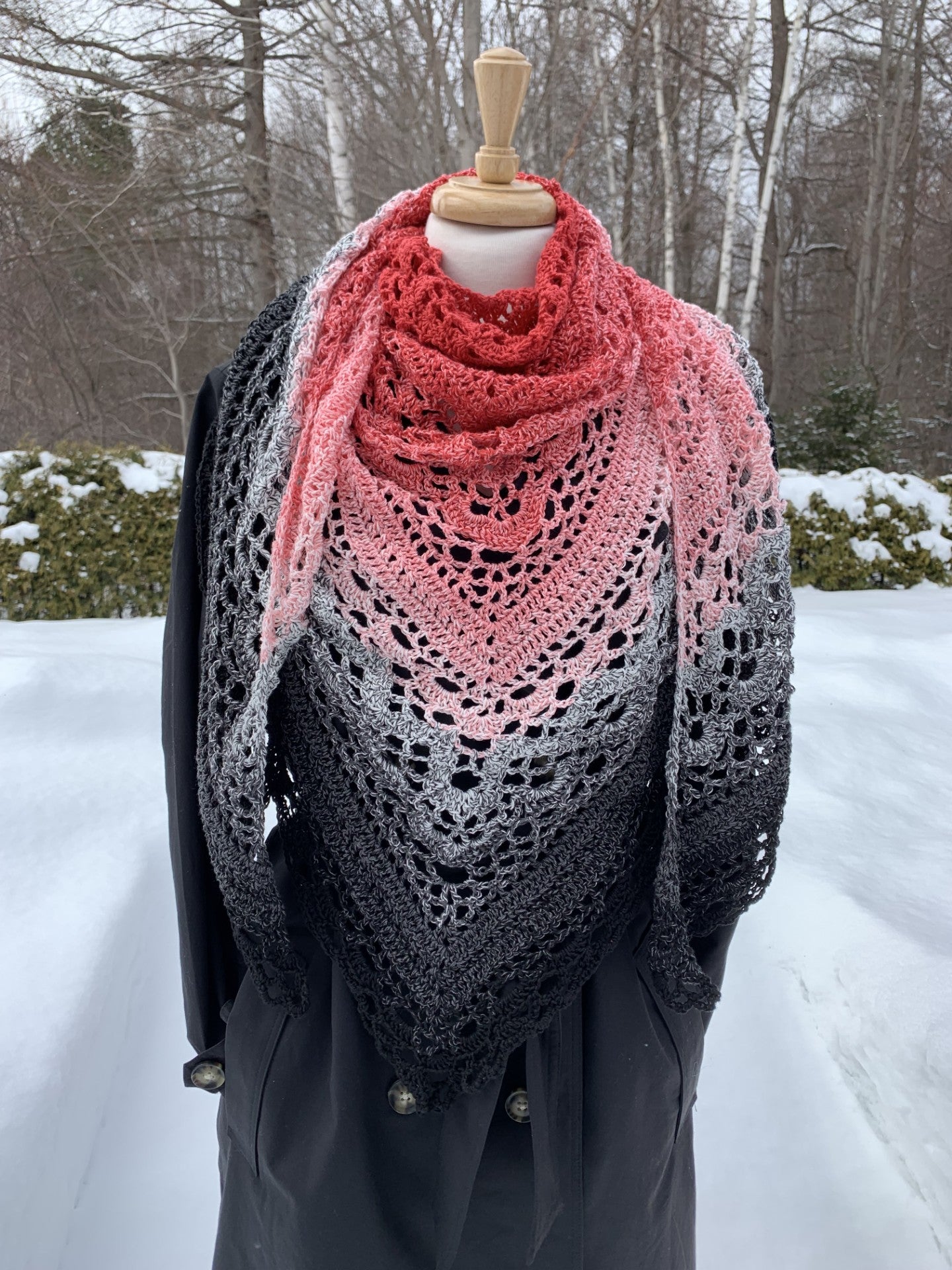 MPA - Grand châle triangle, dégradé de couleur du rouge au noir