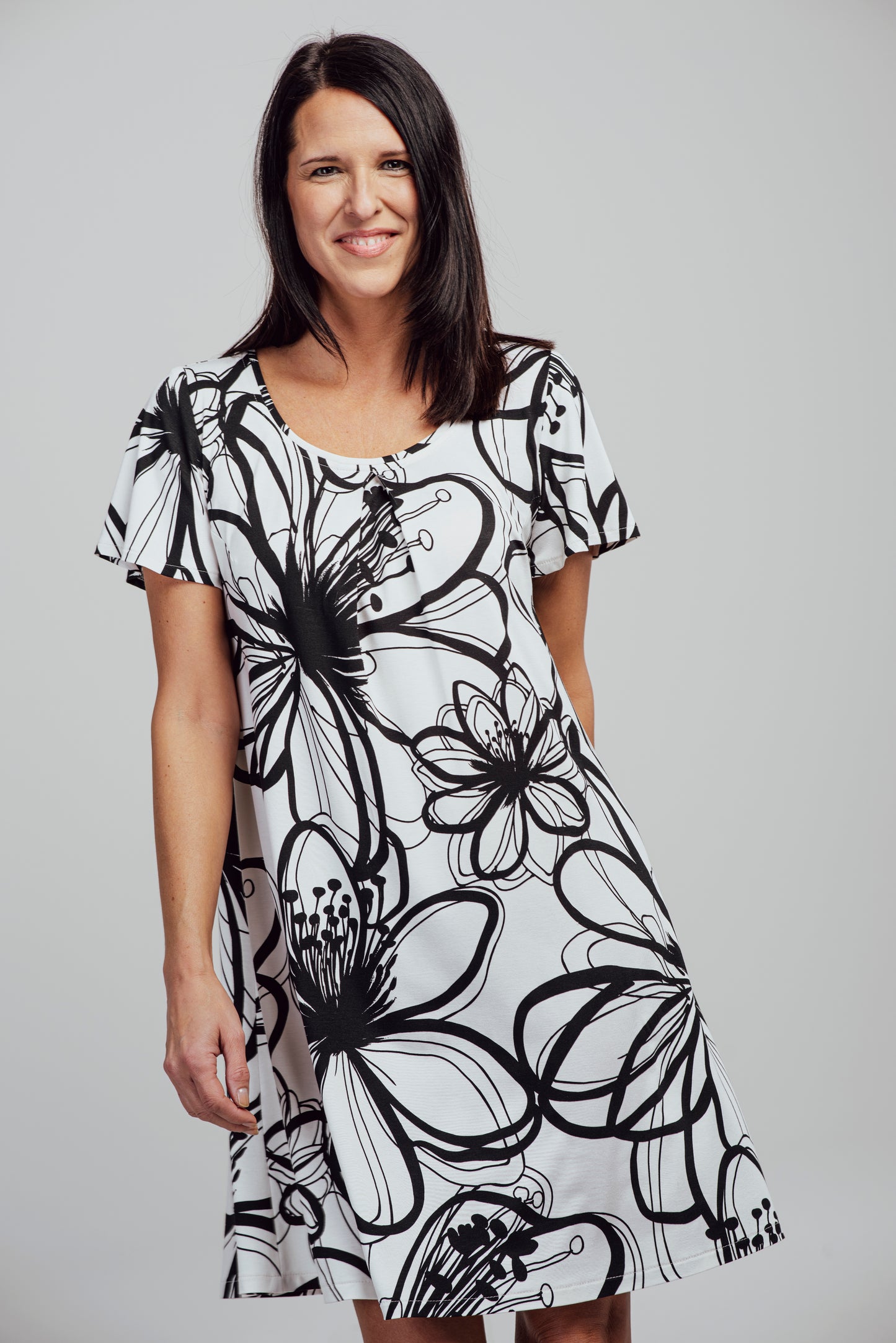 Robe ''Christine'' ample à pli creux et à manche volantée.
