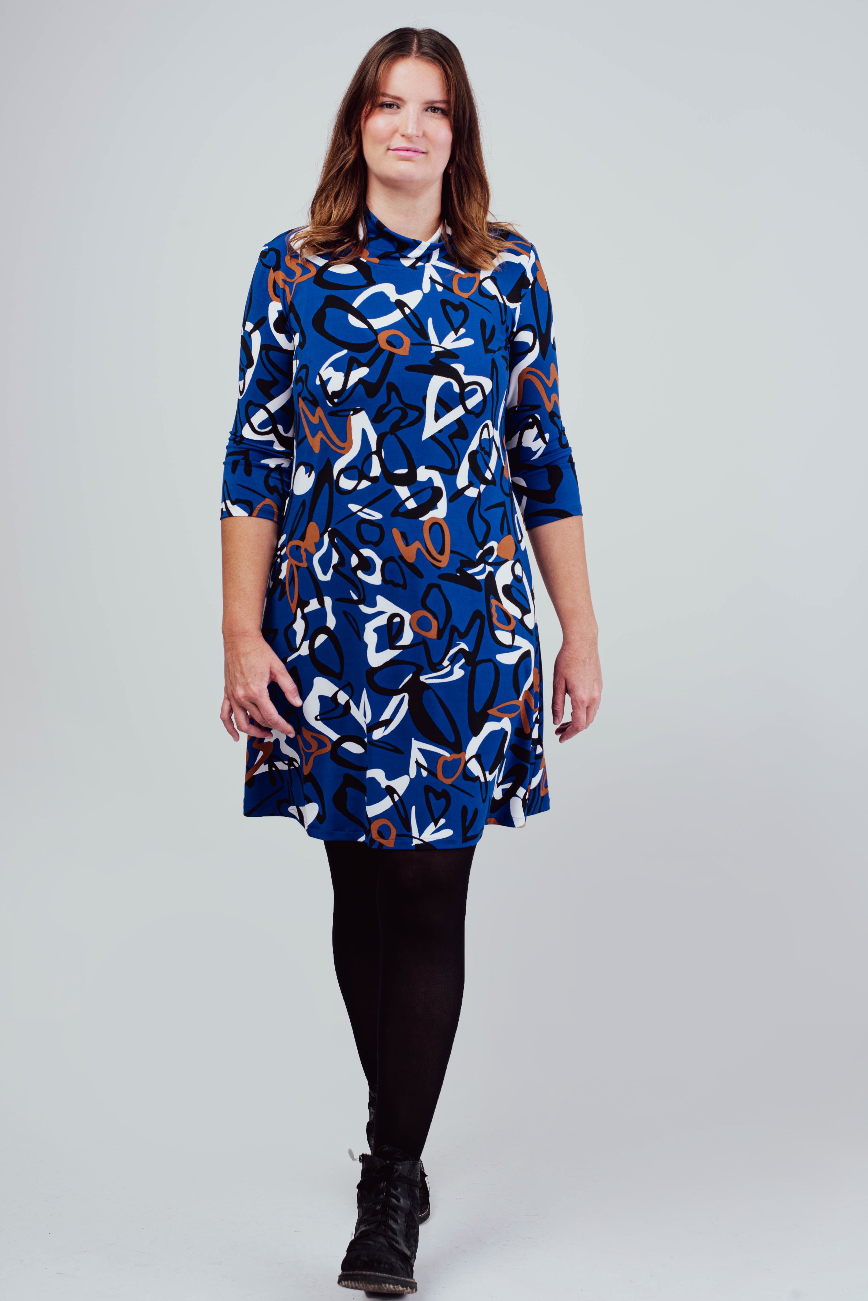 Robe Christine à manches trois-quarts, imprimé contemporain sur fond bleu électrique