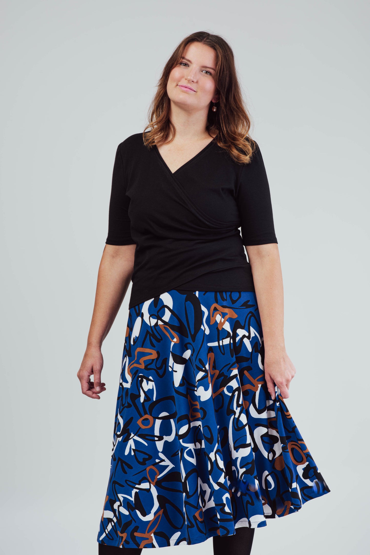 Mid-length flared skirt in printed electric blue.