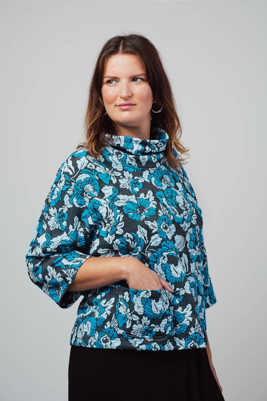 Haut Julie - ample à col haut et poches en tricot turquoise, gris et noir.