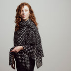 Grand foulard en dentelle noire imprimée de pois blancs