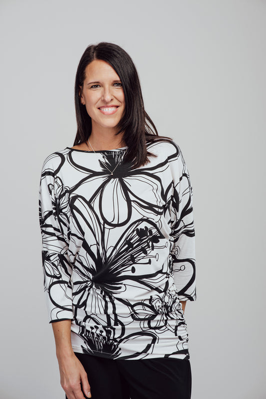 “Brigitte” tunic in jersey printed with large black flowers on a white background.