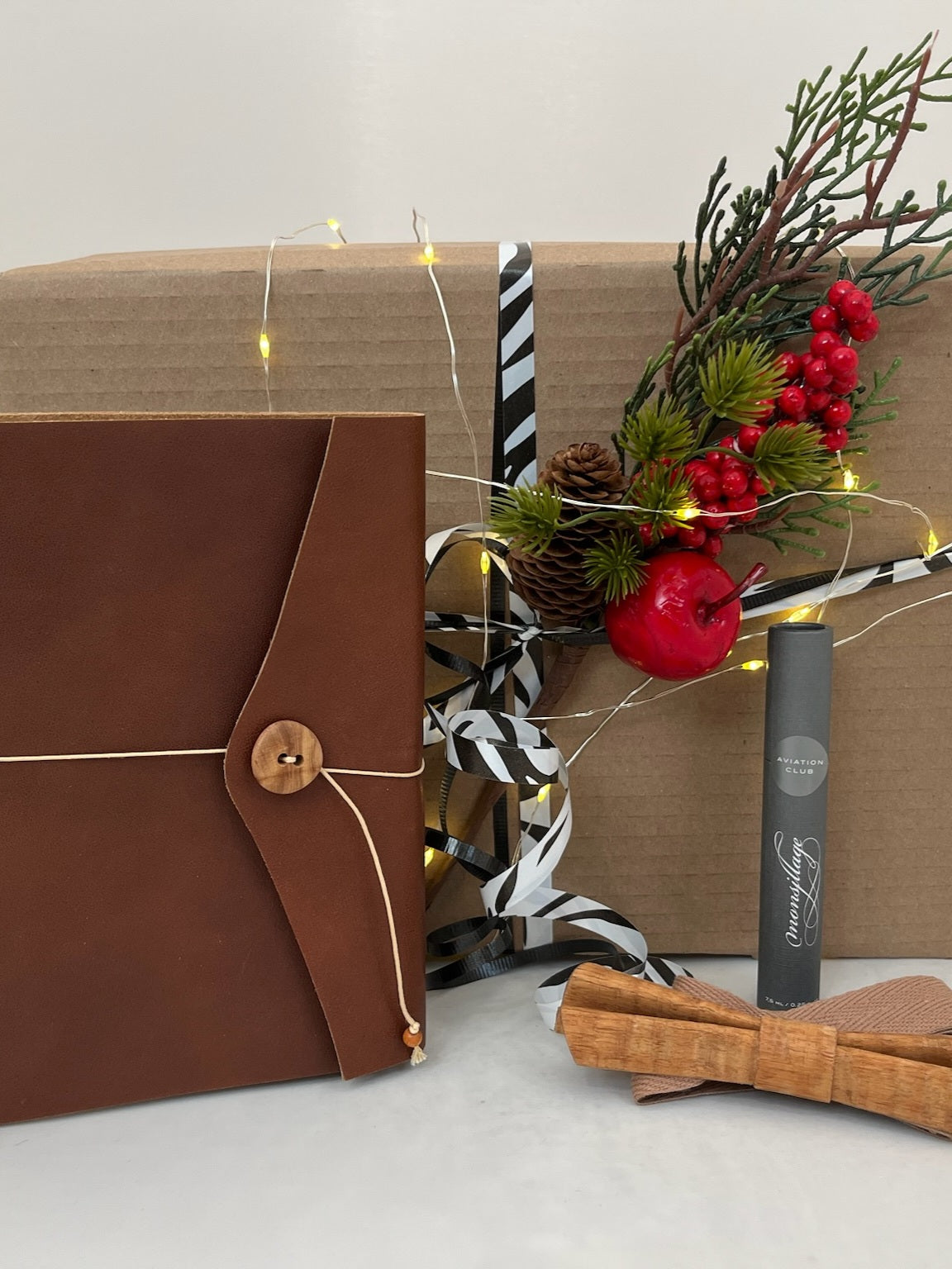 Ensemble raffiné pour homme - Journal de cuir, nœud papillon en bois et eau de toilette