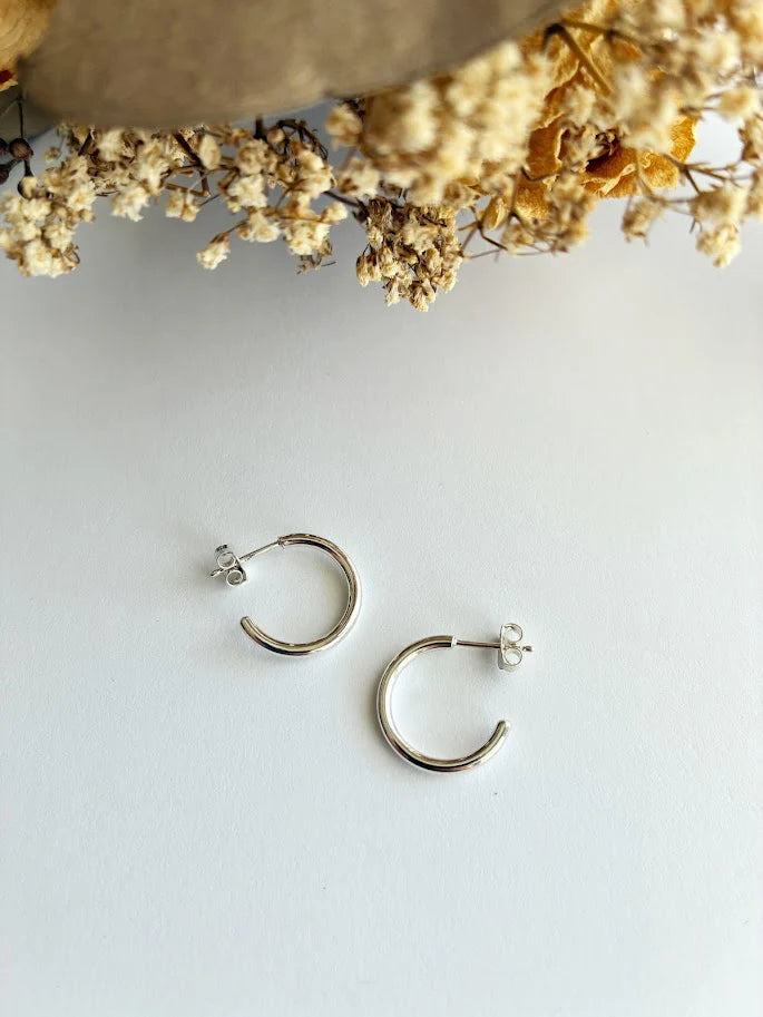 Boucles d’oreilles anneaux minimalistes en argent- Audrey Seyer