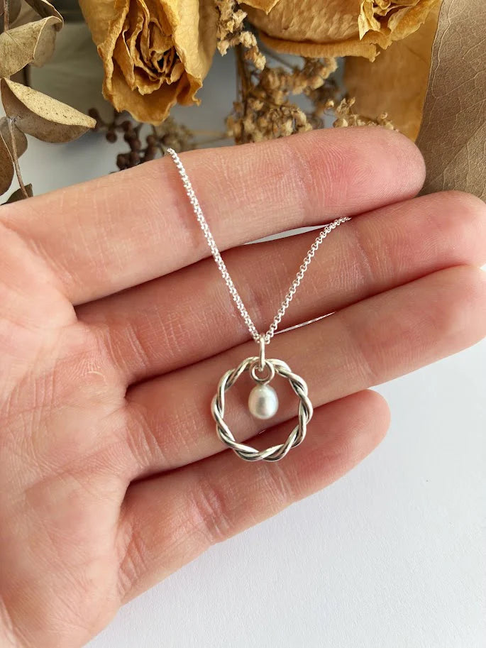 Collier en argent à pendentif anneau torsadé avec perle - Audrey Seyer