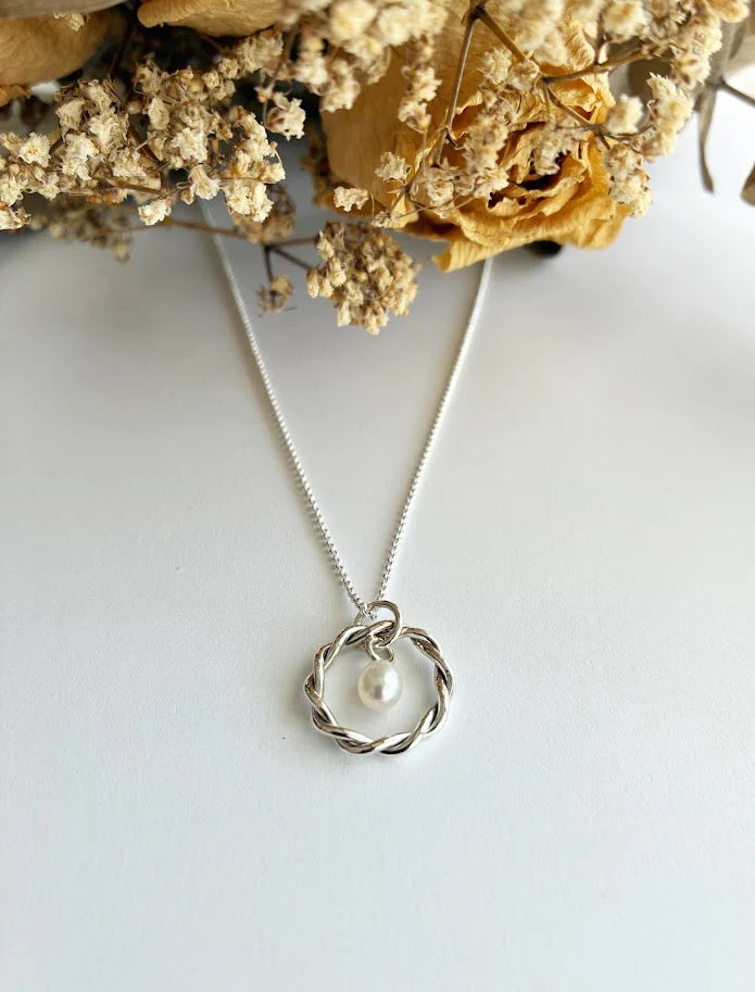 Collier en argent à pendentif anneau torsadé avec perle - Audrey Seyer