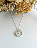 Collier en argent à pendentif anneau torsadé avec perle - Audrey Seyer