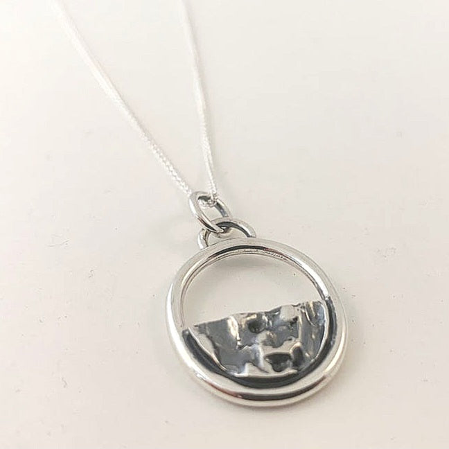 Pendentif avec demi rond texturé en argent. AH23-02