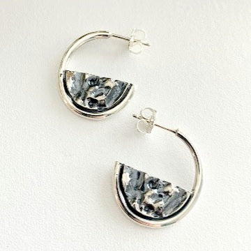 Anneaux en argent avec demi rond texturé. AH23-01