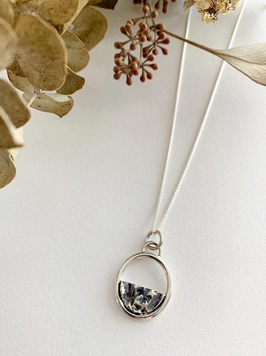 Pendentif avec demi rond texturé en argent. AH23-02