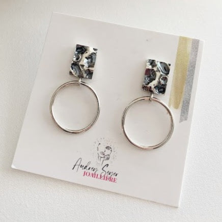 Boucles d'oreilles pendantes avec rectangle texturé et anneau. PRI22-03