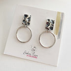 Boucles d'oreilles pendantes avec rectangle texturé et anneau. PRI22-03