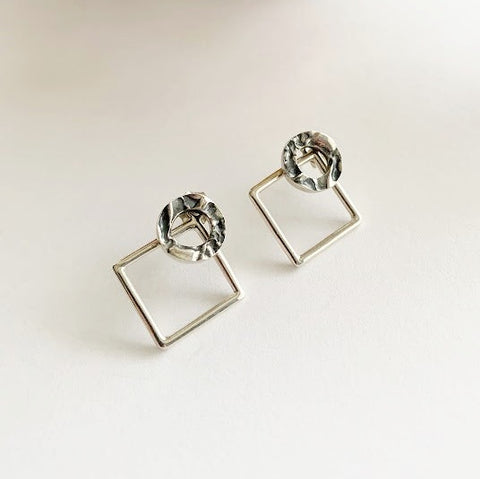 SEY - Vestes d'oreilles beigne et losange en argent sterling.