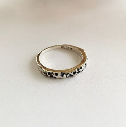 SEY - Sterling silver honeycomb ring. 