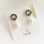 Boucles d'oreilles  beignes avec  perles baroques blanches. PE23-05