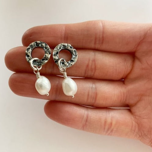 Boucles d'oreilles  beignes avec  perles baroques blanches. PE23-05