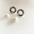 Boucles d'oreilles  beignes avec  perles baroques blanches. PE23-05