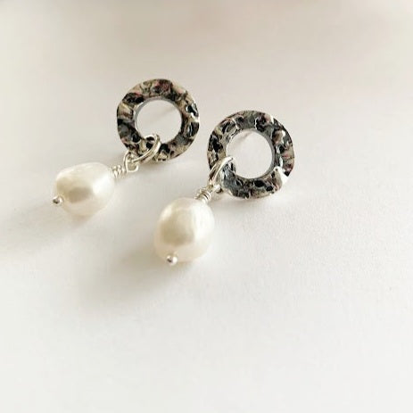 Boucles d'oreilles  beignes avec  perles baroques blanches. PE23-05