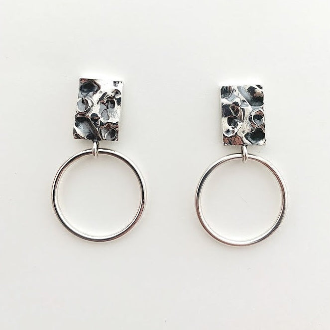 Boucles d'oreilles pendantes avec rectangle texturé et anneau. PRI22-03