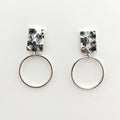Boucles d'oreilles pendantes avec rectangle texturé et anneau. PRI22-03