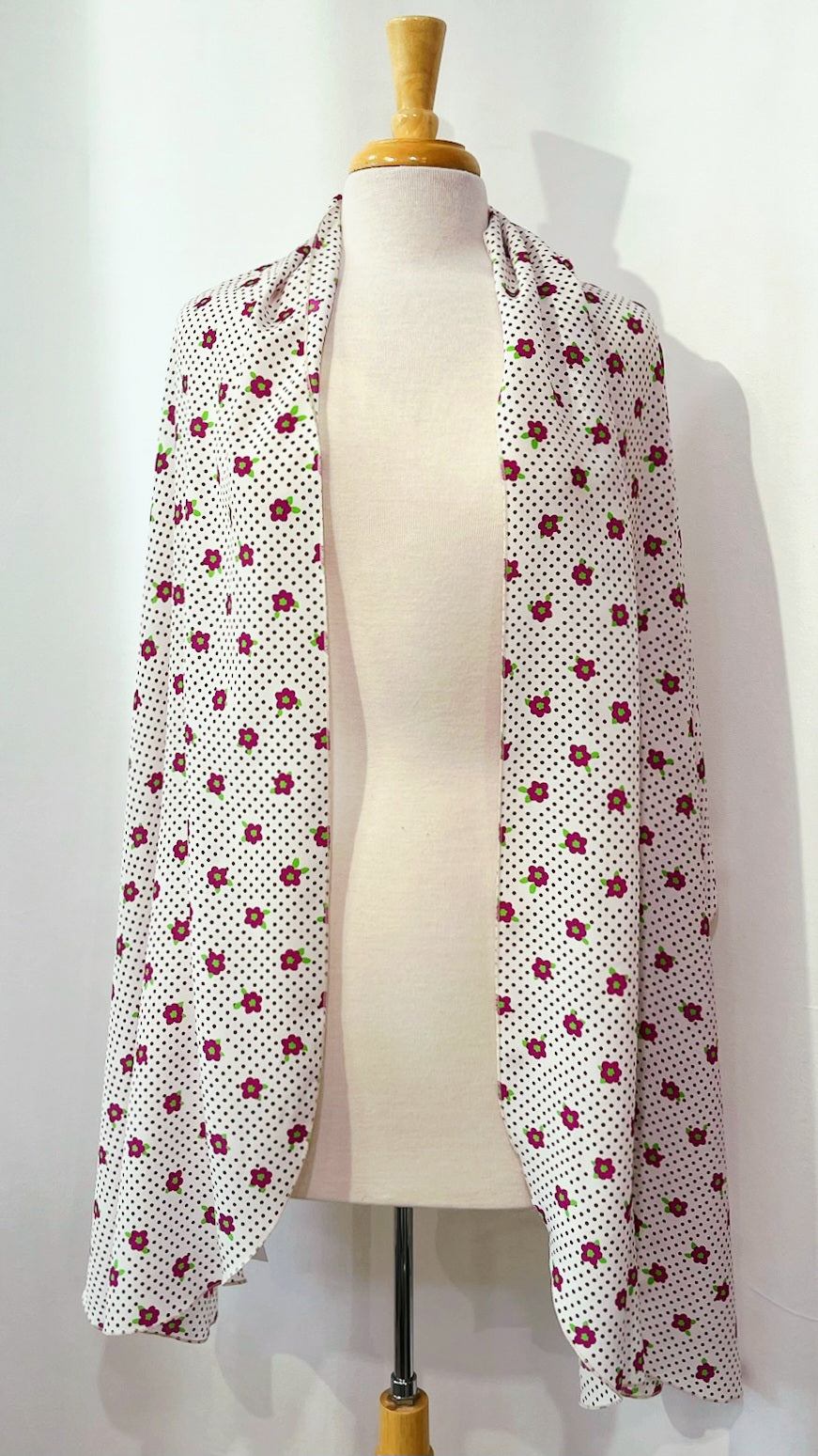 Foulard long en soie, blanc avec petites fleurs magenta et pois bruns.
