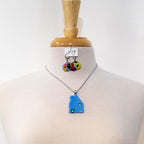 LAP - Collier en forme de maison bleu lavande en verre fusionné, Laparé bijoux.
